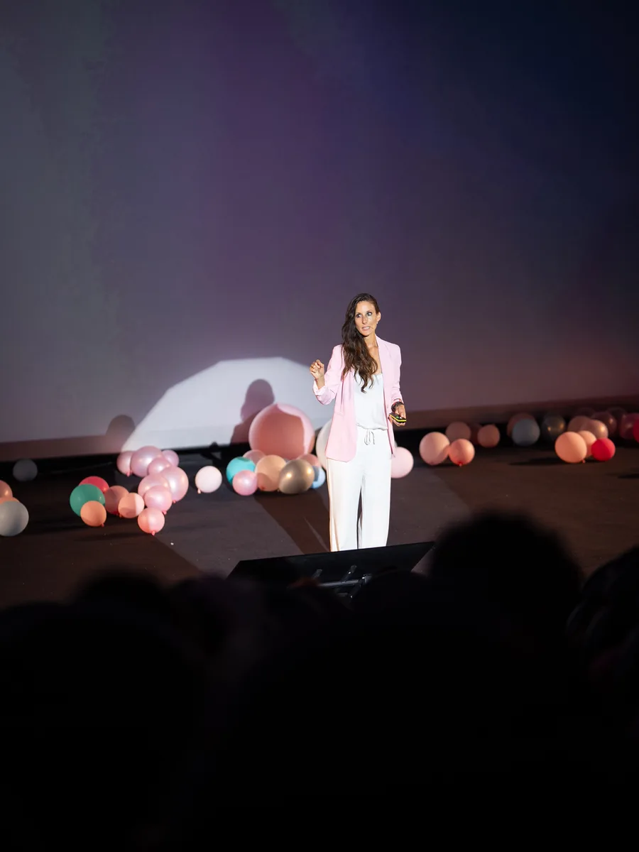 Ana Pedroche sobre el escenario de un teatro, vista desde el público