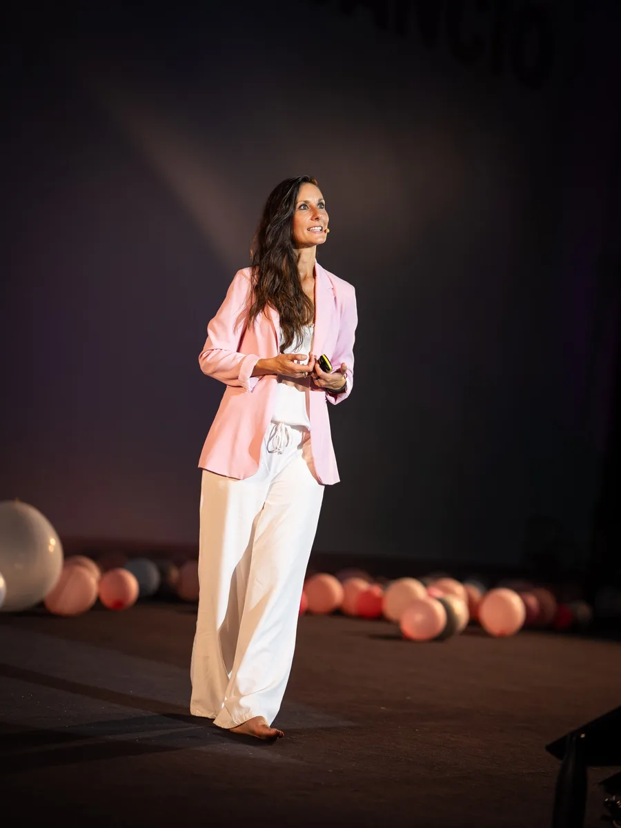 Ana Pedroche sobre el escenario con blazer, durante una conferencia