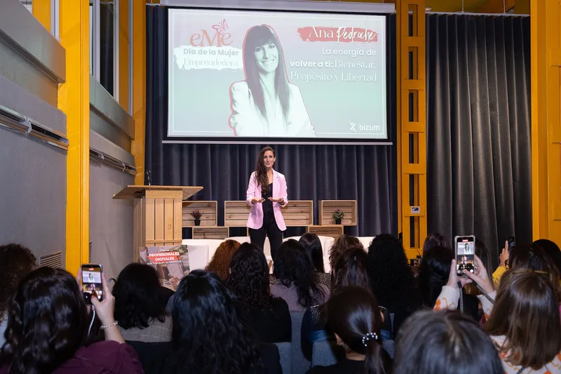 Ana Pedroche dando una conferencia en el evento eMe Día de la Mujer Emprendedora, ante un público que la graba