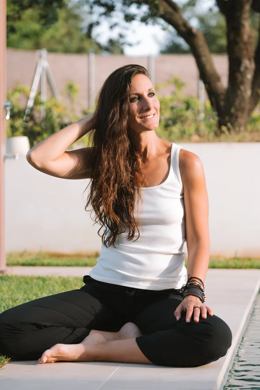 Ana Pedroche practicando yoga al aire libre durante un retiro en plena naturaleza