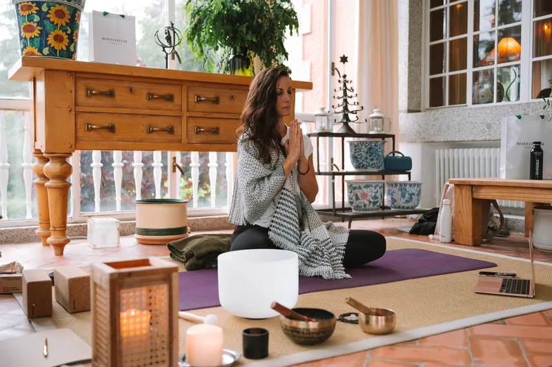 Espacio del retiro con cuencos tibetanos y Ana Pedroche sentada en meditación