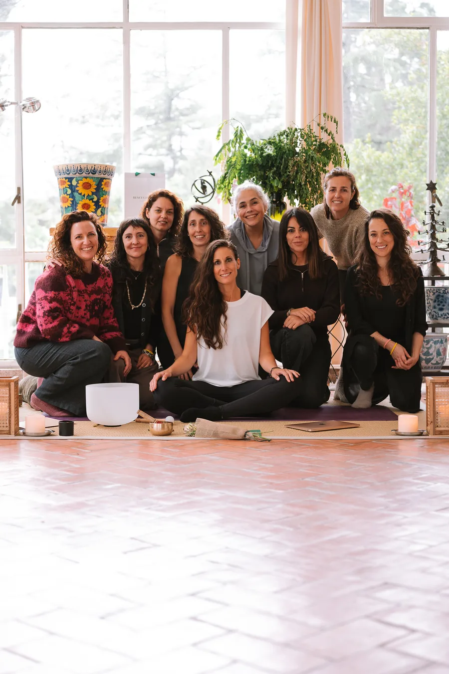Ana Pedroche con un grupo de mujeres en un retiro, en una sala luminosa