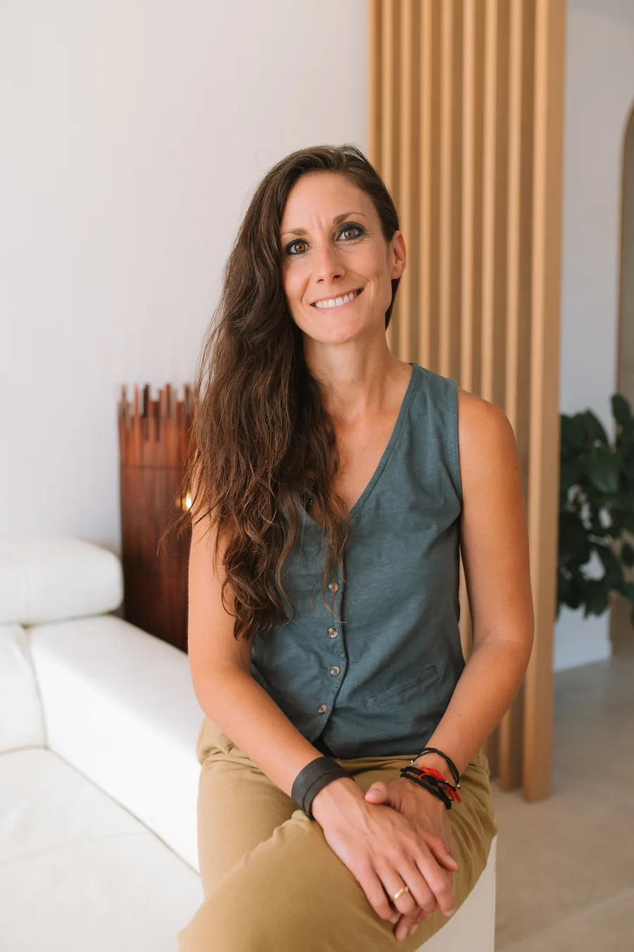 Ana Pedroche sentada, sonriendo con calidez en un interior luminoso